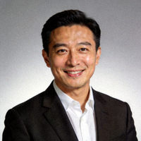PG娱乐中国区首席执行官张伟先生面带微笑的半身肖像